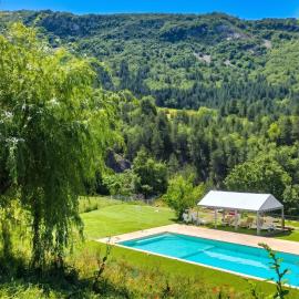Villa charmante à Sisteron avec piscine privée โรงแรมในซิสเตรง