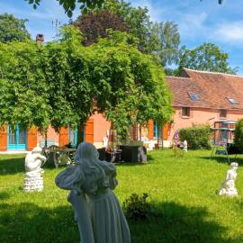 Maison cosy avec grand jardin, Charny-Orée-de-Puisaye, hotel in Les Jubliers