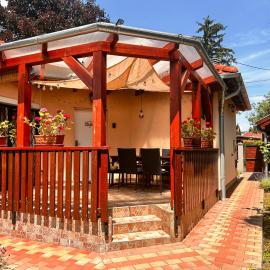 Lily House, hotel a Balatonvilágos