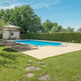 Apartment Complex Vetrina-Shared Pool, hotel in Nova Vas