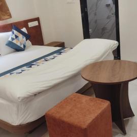 Hotel G17 Dhamnod, hotell i Dhāmnod