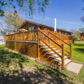 Stunning Lodge For Hire At Carlton Meres In Suffolk Ref 60013M, Hotel in Saxmundham