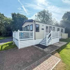 Beautiful Caravan With Decking At Carlton Meres Holiday Park, Suffolk Ref 60022M, hotelli kohteessa Saxmundham