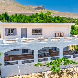 Originally Traditional Villa with fantastic view, hotel a Afráta
