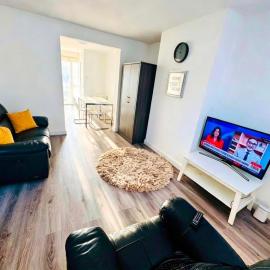 Romford 4-Bed Home Sleeps 7 with Garden & Parking