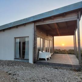 Gemütliches Holzhaus 1 auf der Quinta Oak Tree Land mit Weitblick & Pool，Massuça的飯店