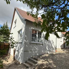 Ferienhaus für Familientreffen mit großem Garten, 4 Schlafzimmer, 2 Bäder, Parkplätze, hotel in Erfurt