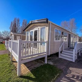 Modern Caravan With Decking At Haven Hopton-On-Sea Ref 80032M