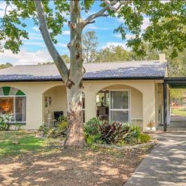 Cozy Cottage with Bush Outlook, Hotel in One Mile