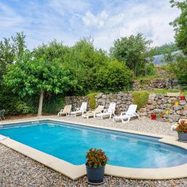 Gite du Mas St Esprit avec piscine, hotell i Largentière