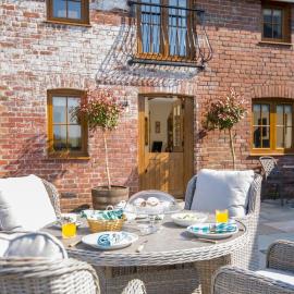 Gablebach - Luxury Cottage with Outdoor Bath House, hotel di Llangadog
