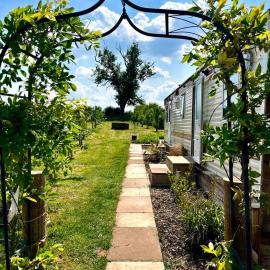 The Lodge - 3BR, Woodland Forge, Garden Patio, Parking, Sleeps 6, hotel in Over Whitacre