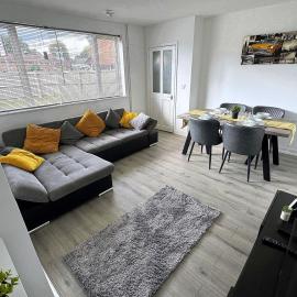 Spacious 3 Bed House in Northampton - Sleeps 6 - Driveway Parking - Fast WiFi