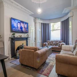 Historic 2-Bed Paisley Retreat, Airport & Station