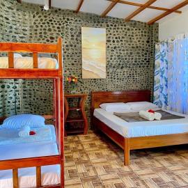 Floating Kingdom Waterpark - Rock Villa, hotel en Lanuza