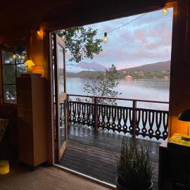 Fjord View Off-Grid Cabin, hotelli kohteessa Ålesund