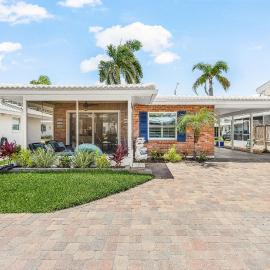Beachside Escape with Pool & Steps to Crescent Beach - Aloha Kai #51, hotel in Siesta Key
