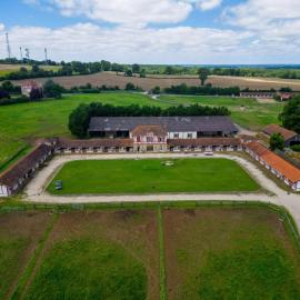 Tentes glamping insolite au cœur du haras، فندق في Champagné-Saint-Hilaire