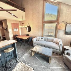 Top Flr Ski-In/Ski-Out Condo | Hot Tub & Pool, hotel Lutsenben