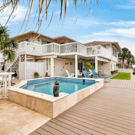 Casa Del Sol Waterfront 4 Bedroom Family Home with Private Pool and Fishing Access