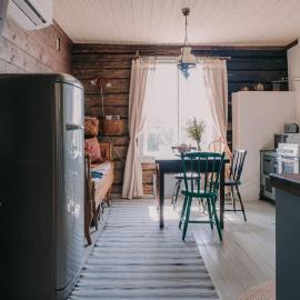 Cozy forest cabin with wood-fired sauna, hotel a Naantali