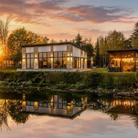 Spa & Comfort - Chalet KG Petit lac Lambton, hotel di Lambton