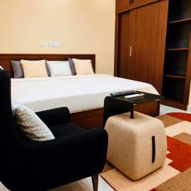 Palm Pebbles Staycation Deluxe Suite Near Tamale Airport Starlink Wi-Fi, solar powered king bed, hotel v Tamale