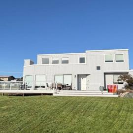 Whidbey Island 2 Bedroom Retreat with Shared Summer Pool Beach Access and Fast WiFi、コープビルのホテル