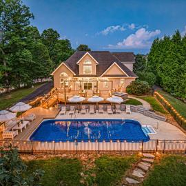 Luxury Retreat with Pool, Hot Tub & Game Lounge | 20 Mins to DT Asheville, Hotel in Leicester