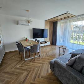 Apartament K Laguna Beskidów, hotel in Zarzecze