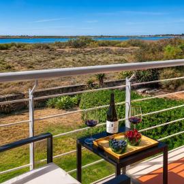 Bela Ria Waterfront House Pool & Boat to Beach, khách sạn ở Cabanas de Tavira