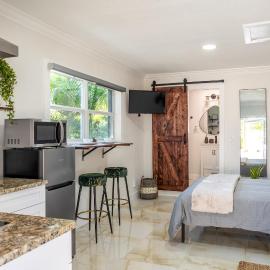 Modern Private Studio Near Tampa Airport, Hotel in Tampa