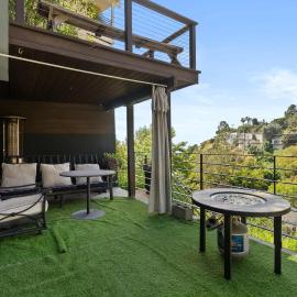 Hollywood Hills 4BR City View Home by Colby and Conrad: Los Angeles'ta bir otel