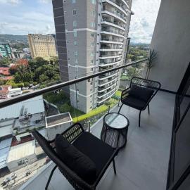 San Benito Sky Studio Art Haus 1312، فندق في سان سلفادور