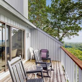 Condo in Glen Arbor with Lake Michigan sunset views fireplace deck washer & dryer、グレンアーバーのホテル