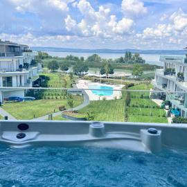 Balatoni panorámás lakás saját partszakasszal,medencével, hotel in Balatonszemes