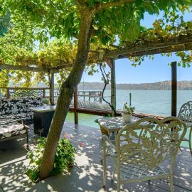 Shared Boat Dock at Clear Lake Couple’s Retreat โรงแรมในClearlake Oaks
