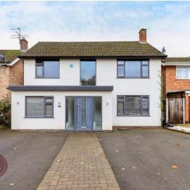 The White House 4 Bedroom, Two Reception Rooms, High Specification, Located 2 miles from jct 26 exit off the M1, Prime Location