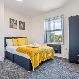 Top Floor Studio Apartment E with Skylight & Fast WiFi in Ilkeston