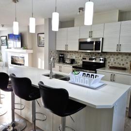 The Southern Comfort - Comfy & spacious 4 BR Home on the park in strategic SW Edm, near airport, hotel en Edmonton
