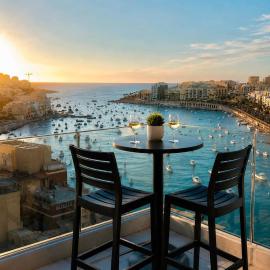 Luxury Panoramic Penthouse w Jacuzzi & Sea View, hotel em Marsaskala