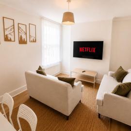 Cosy 4BR Home Private Parking 10 Mins To Universal Studio Site Sleeps 7