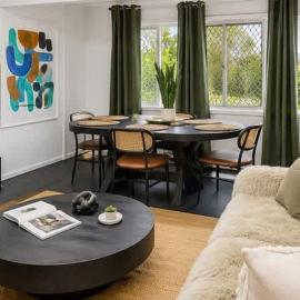 The Arty Beach Shack by Curbos Lux, Hotel in Deception Bay