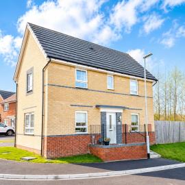 MoDERN 3 BEDROOM 2 BATHROOMS DRIVEWAY PARKING CONTRACTORS