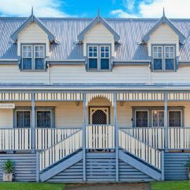 Sails - elegant, spacious beach villa, hotel in Port Fairy