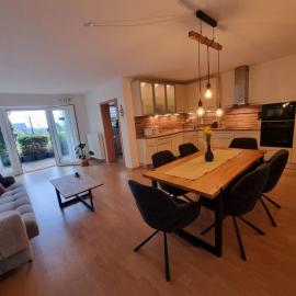 Modernes Apartment mit Terasse