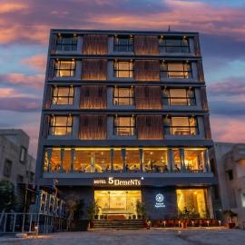 Hotel 5 Elements By Fidato Hotels, хотел в Akalkot