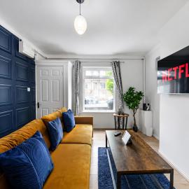 Modern Family Home -5 beds SW16: Croydon'da bir otel