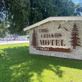 The Cedars Motel Sicamous, hotel en Sicamous