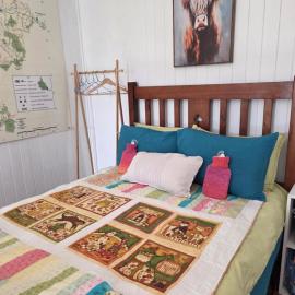 The Quacka - Granny and Huts rustic farmstay、Manyungのホテル
